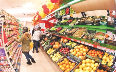 Aproape jumatate din romanii din mediul urban merg zilnic intr-un magazin traditional