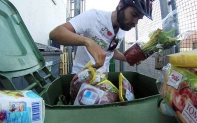 Franța obligă retailerii să doneze alimentele nevândute