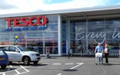UK: Tesco trials “try before you buy” and steps up service