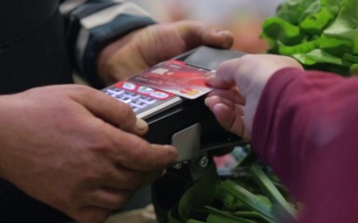 MasterCard introduce plata cu cardul la tarabele din piață