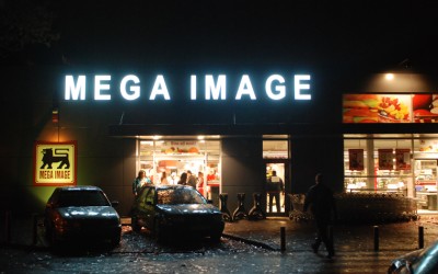 Legea privind clădirile cu risc seismic închide trei magazine Mega Image