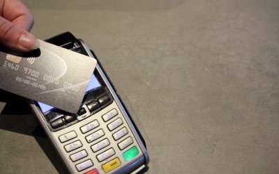Modificare: Plata cu cardul, obligatorie pentru retailerii cu venituri de 50.000 de euro