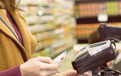 Carrefour lansează plata în rate direct la casa de marcat, cu Mastercard