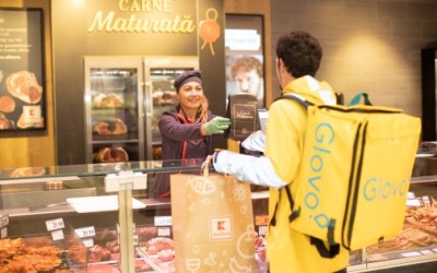 Kaufland intră pe zona de livrări rapide printr-un parteneriat cu Glovo