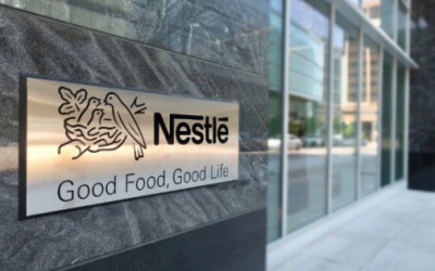 Nestlé semnează Pactul European Privind Materialele Plastice