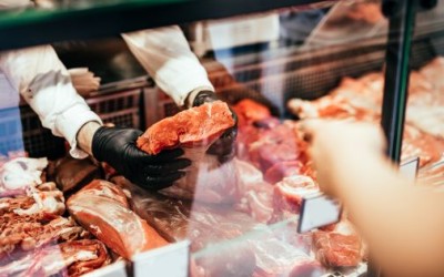 Studiu: 9 din 10 români cumpără carne săptămânal