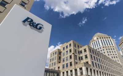 P&G și brandurile sale reduc plasticul virgin din ambalaje pentru a susține economia circulară