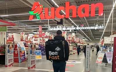 Auchan și BeeFast extind parteneriatul pentru livrările de proximitate din București și Brașov