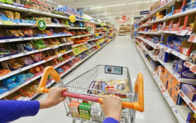 PwC: Consumatorii vânează promoții și se reorientează către mărcile proprii ale retailerilor