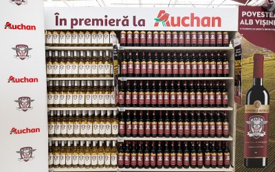 Auchan România extinde portofoliul de băuturi cu un vin dedicat echipei FC Rapid